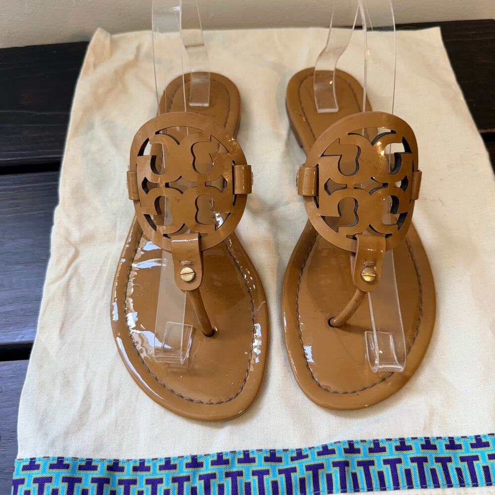 Tory Burch Tan/Nude Miller Patent Leather Thong Logo Sandals US Size 9M GUC